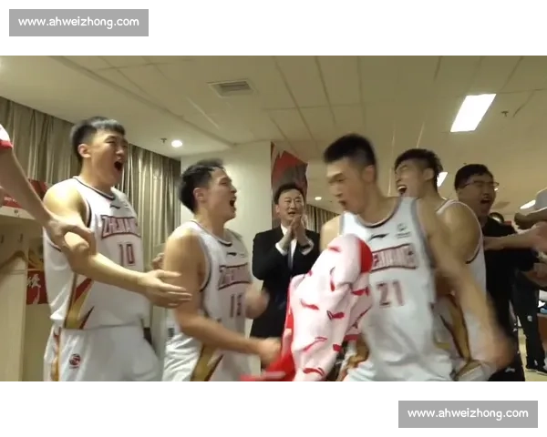 苏州队赛后打扫更衣室传递正能量 留言:保持热爱共铸苏超未来