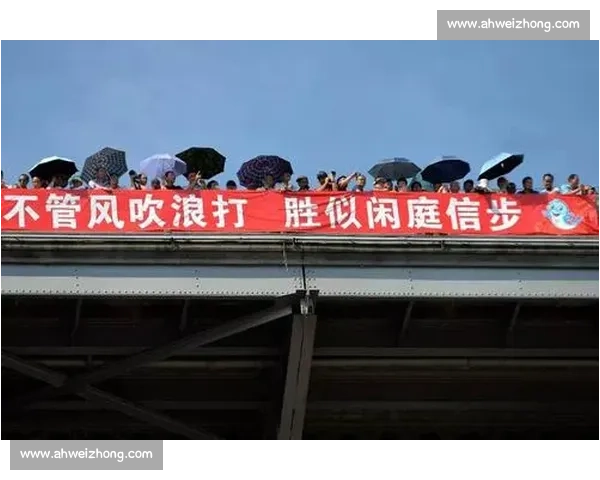 雨幕中的泳者:拥抱自然的清凉仪式